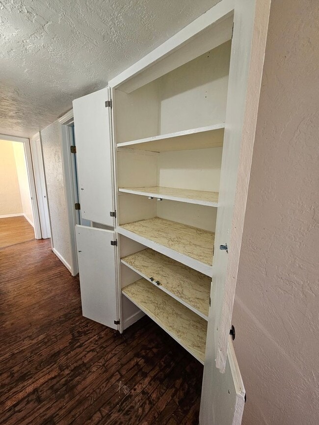 Building Photo - 3 Bedroom / 2 Bath Home with Refrigerated Air & 1-Car Garage 6 Month Lease!