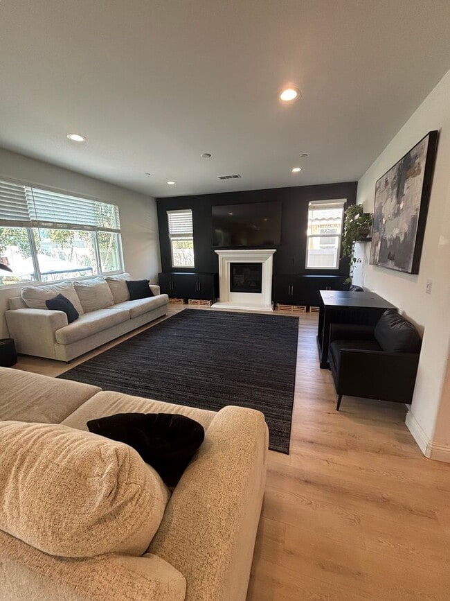 Building Photo - Beautiful 4- Bedroom Home