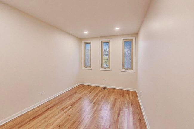 Building Photo - 2803 S Michigan Ave