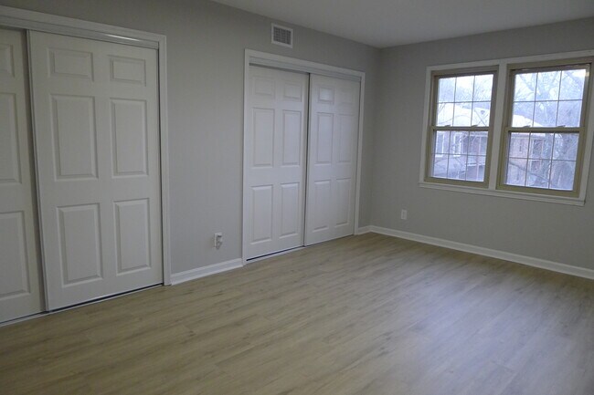 Building Photo - 6004 Westchester Park Dr