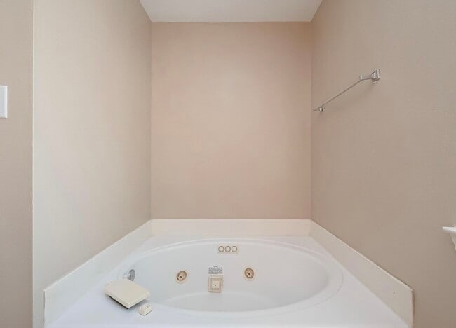 Building Photo - 4914 Jaymar Dr