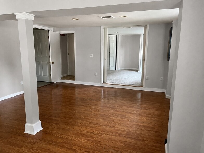 Building Photo - 6 Helen Pl