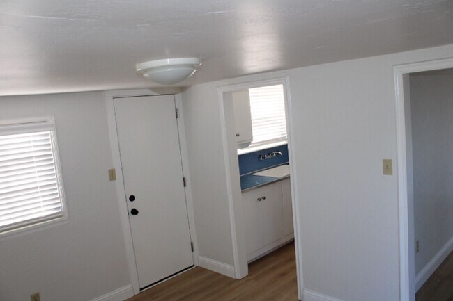 Building Photo - 5910 Skyline Dr