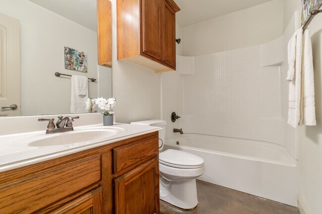 Building Photo - * MOVE IN SUMMER 7/25/2027 * 5 Bed 3 Bath Very Short Walk to TUC Campus