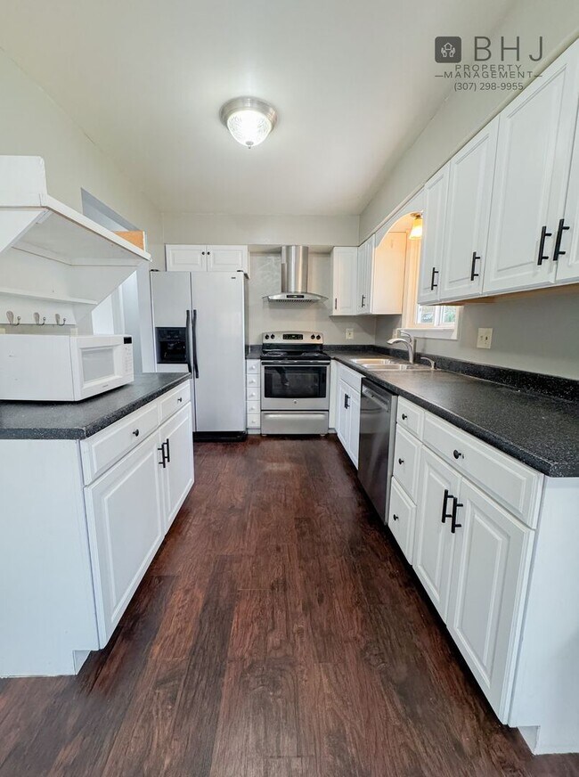 Building Photo - Pet Friendly 2 bed/ 2 bath single family h...
