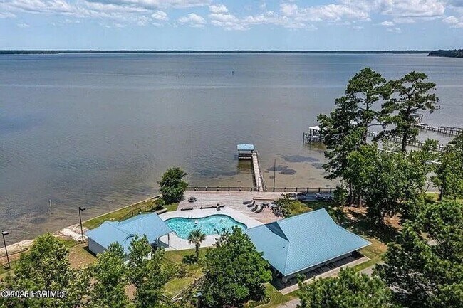 Building Photo - Beautiful New 4 Bedroom, 3 full bath plus ...