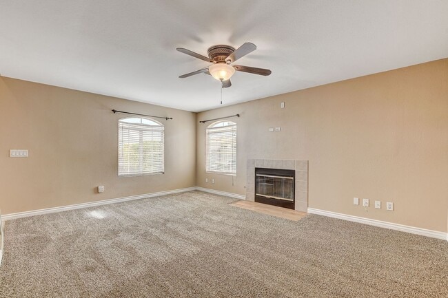 Building Photo - Spacious Townhome w/large yard! Near Summe...