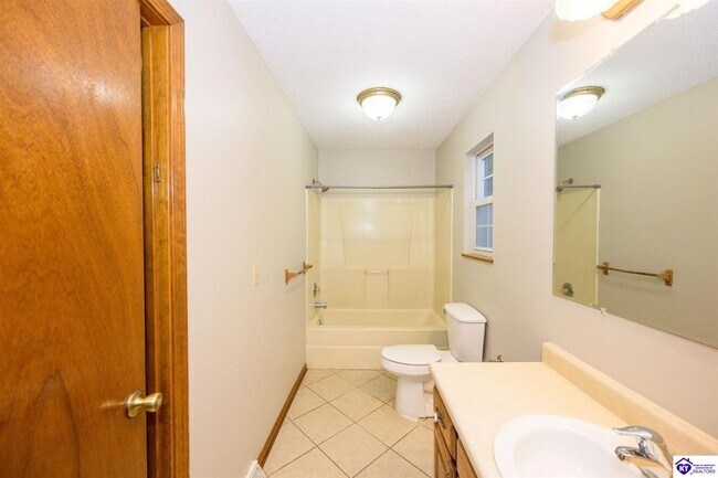 Building Photo - 2001 Oak Meadow Dr