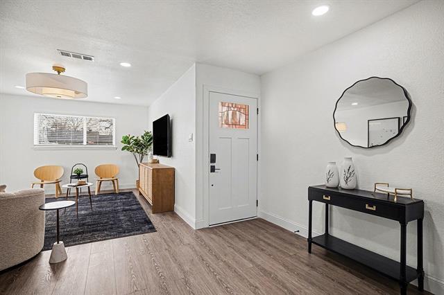 Building Photo - 718 E Pecan St