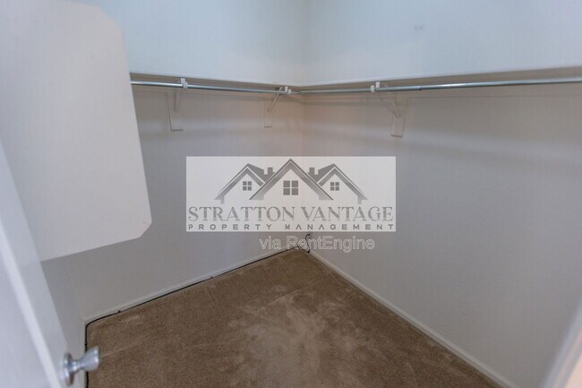 Building Photo - 928 S Hawk Ln