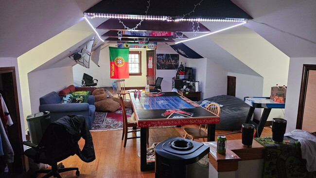 Building Photo - Top-notch and unique BC apartment