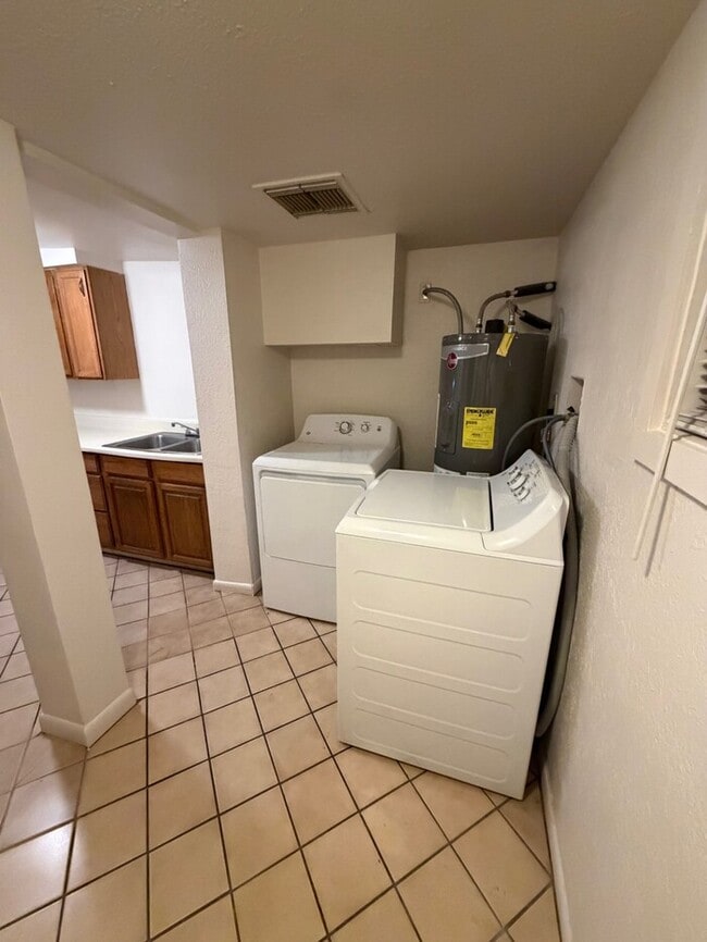 Building Photo - Cntrally Located 4 bedroom home