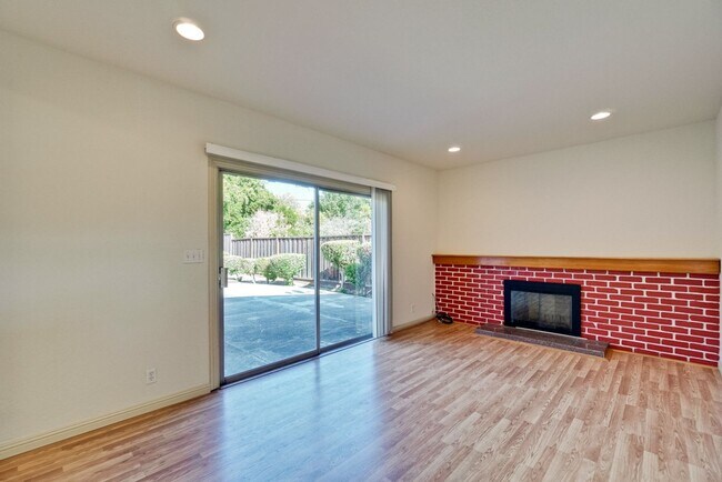 Building Photo - 1109 White Cliff Dr