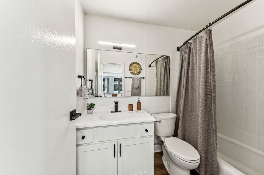 Building Photo - 324 E Ontario St