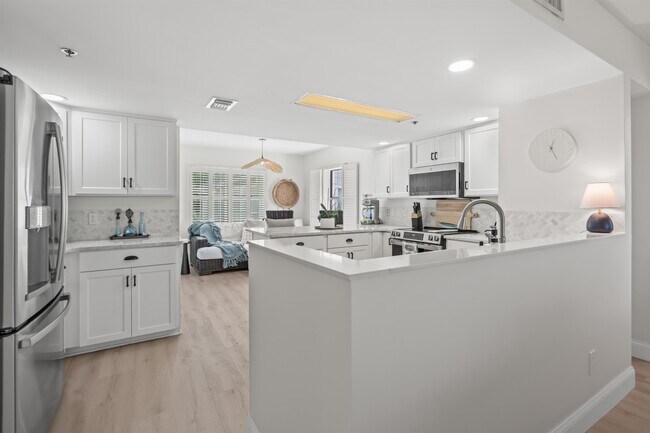 Building Photo - 332 Village Dr