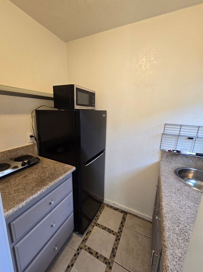 Building Photo - 2313