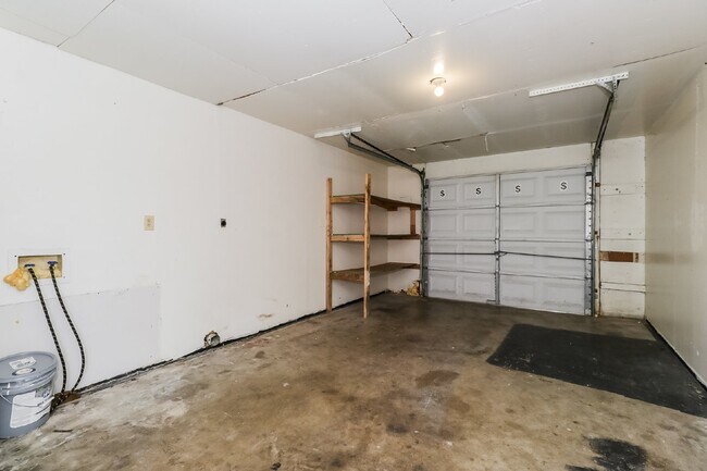 Building Photo - 323 W William Cannon Dr