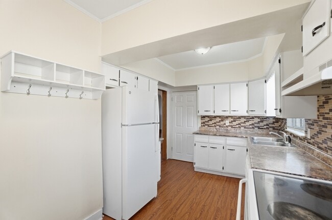 Building Photo - 1033 Forest Ave