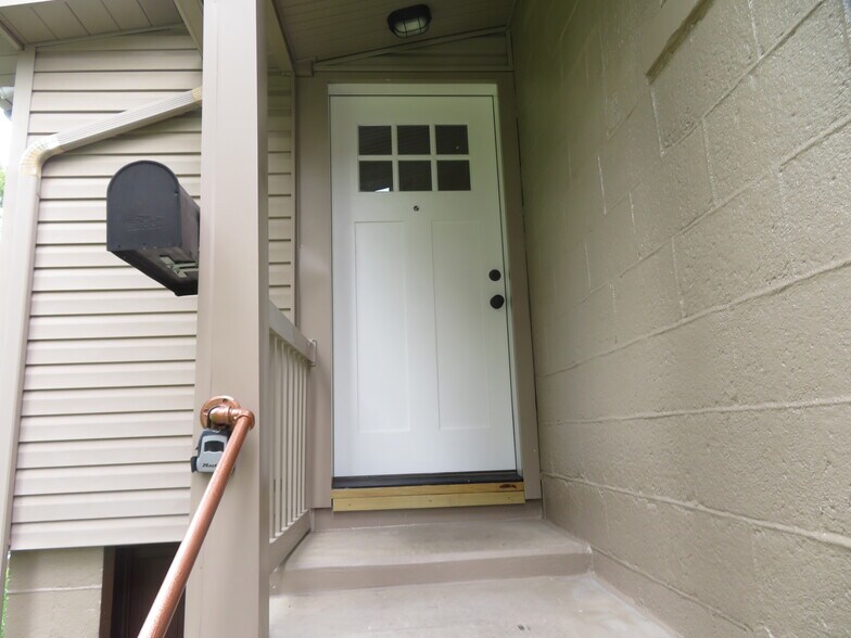 Private Entry - 214 1/2 Brown Ave