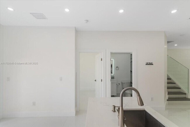 Building Photo - 685 NE 21st Ave