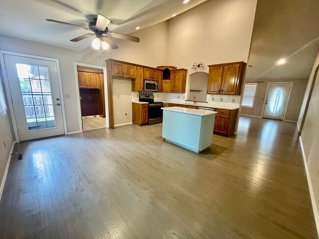 Building Photo - 1233 E Ogorman Ct