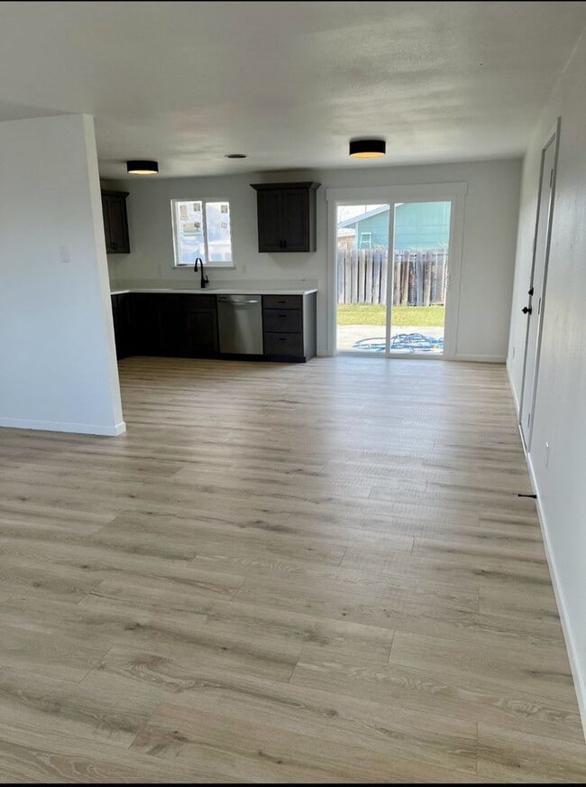 Building Photo - Renovated 4 Bedroom Home