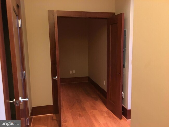 Building Photo - 8220 Crestwood Heights Dr