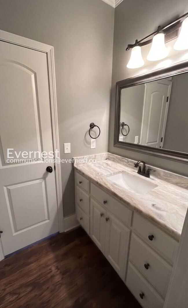 Building Photo - 3 Bed/2 Bath Home with Fenced Yard & Garage / Pet-Friendly / Vouchers Accepted / Available Now!