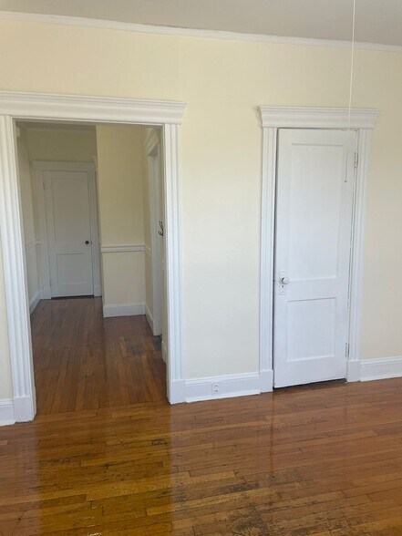 Building Photo - 352 Riverway