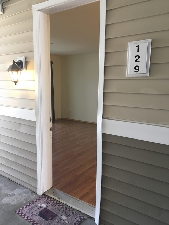 Building Photo - AVAILABLE NOW Spacious condo near shopping