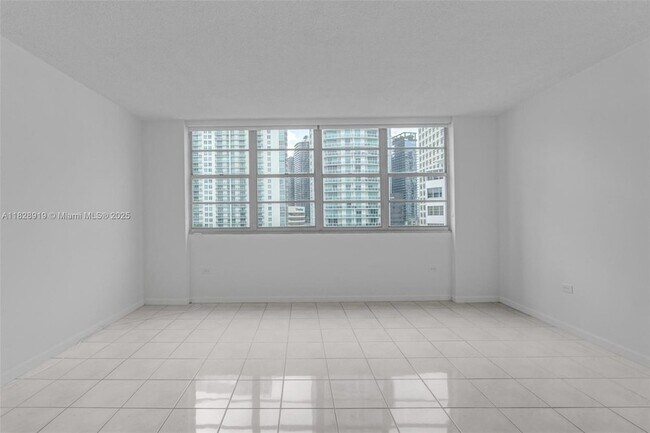 Building Photo - 905 Brickell Bay Dr