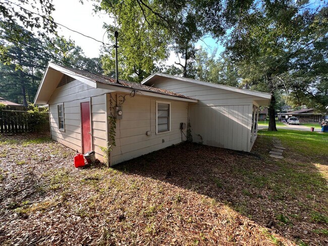 Building Photo - 702 Cindy Ln