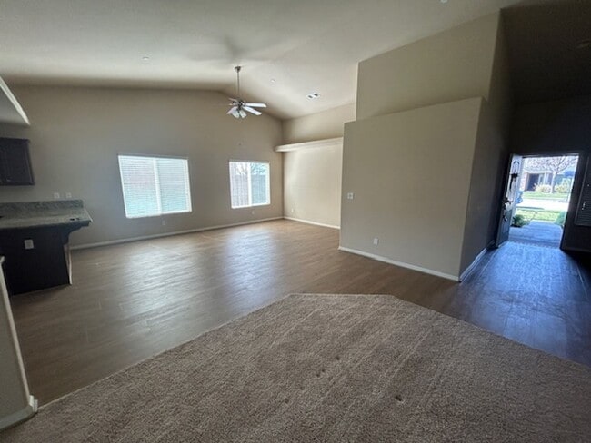 Building Photo - Beautiful & Spacious home!