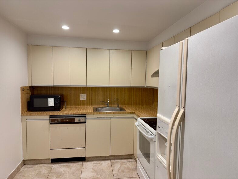 Kitchen - 2500 Parkview Dr