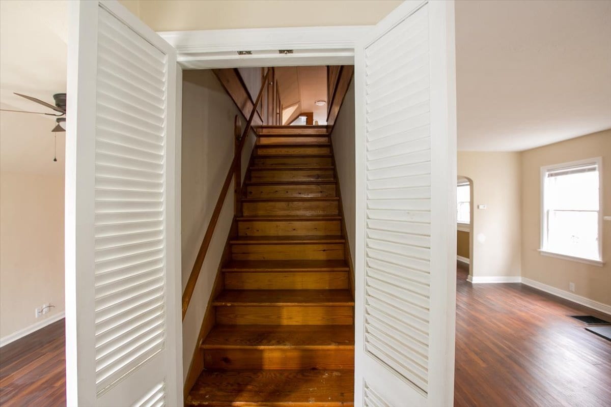Stairs leading to the master bedroom - 148 Niagara Ave