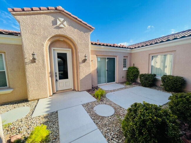 Building Photo - AMAZING SINGLE STORY HOME IN “AGE RESTRICT...