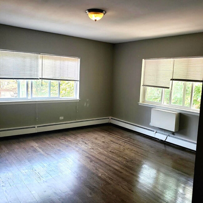Building Photo - 609 Oakton St