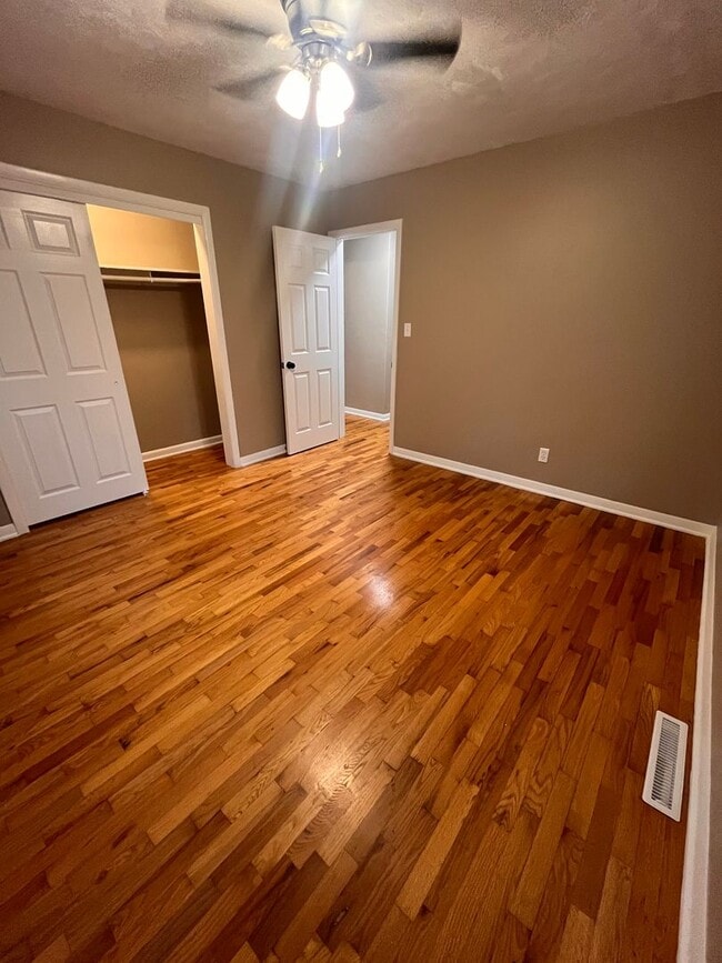Building Photo - 3 bedroom 2 bathroom located near MSU