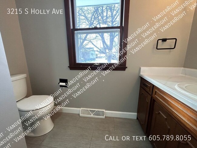 Building Photo - Updated 3 Bedroom 2 Bathroom!