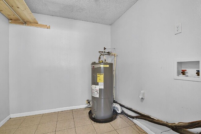 Building Photo - Move-In Ready 3-Bedroom Home with Spacious...