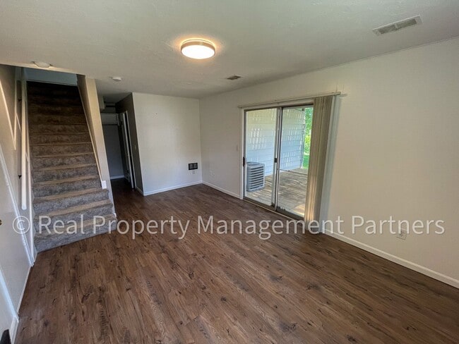 Building Photo - 3920 Camelot Dr SE