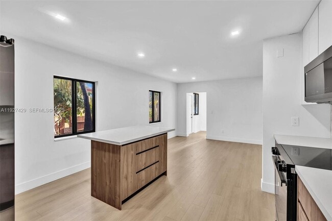 Building Photo - 1123 NE 1st Ave.