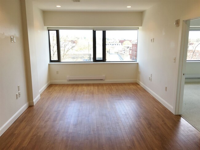 Building Photo - 875 Elm St