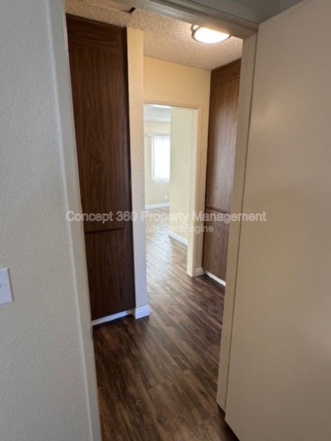 Building Photo - 9421 Cedar St