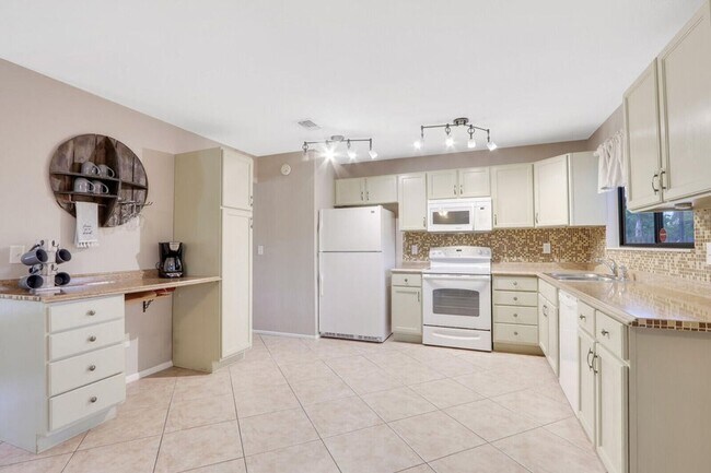 Building Photo - Port St Lucie Pool Home