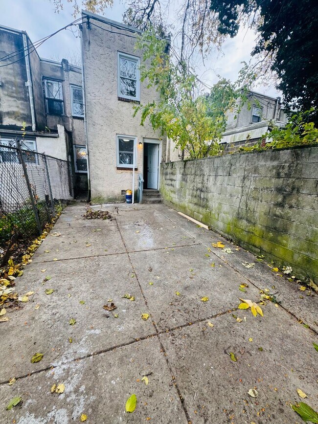 Building Photo - 946 Farson St