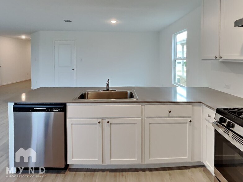 Building Photo - 9007 Lunar Cove