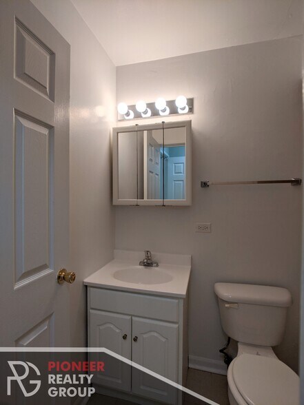 Building Photo - 524 W Oakdale Ave