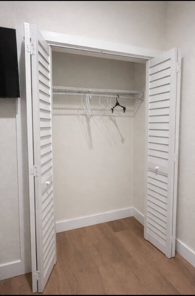 Building Photo - 801 E Knollwood St