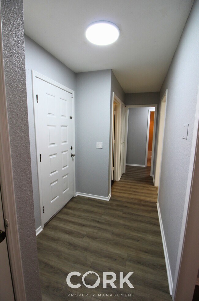 Building Photo - 708 Teal Pl